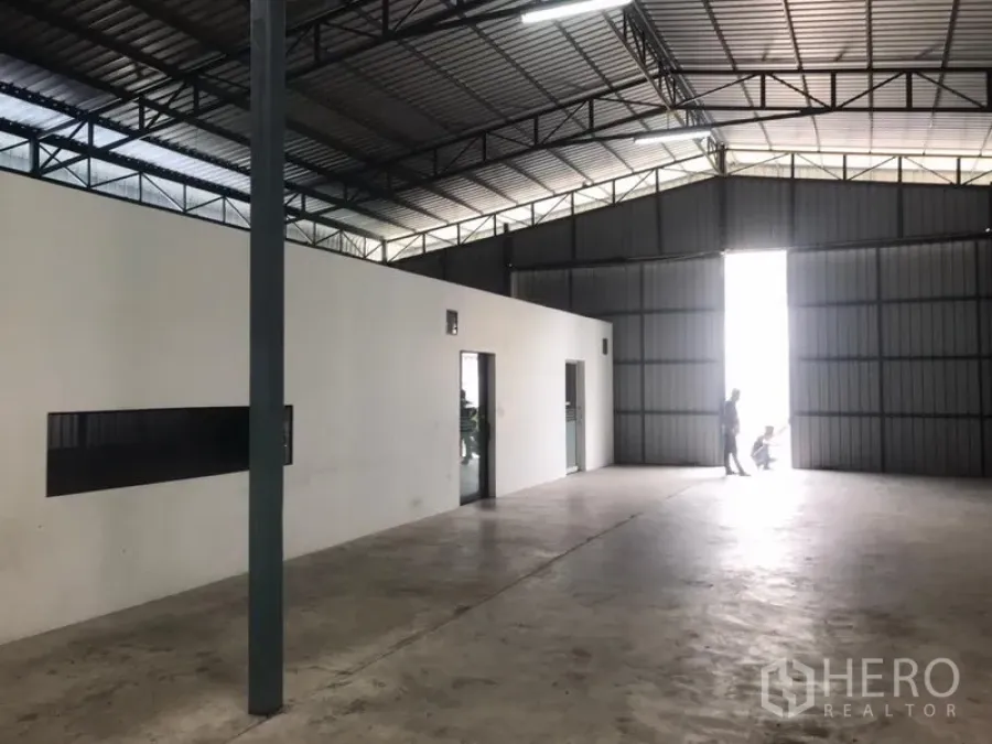 คลังสินค้า ให้เช่าในWang Thonglang, Bangkok - ภายในโกดังโปร่ง เพดานโครงเหล็ก ประตูบานเลื่อนโลหะ พื้นคอนกรีต พร้อมห้องออฟฟิศภายใน