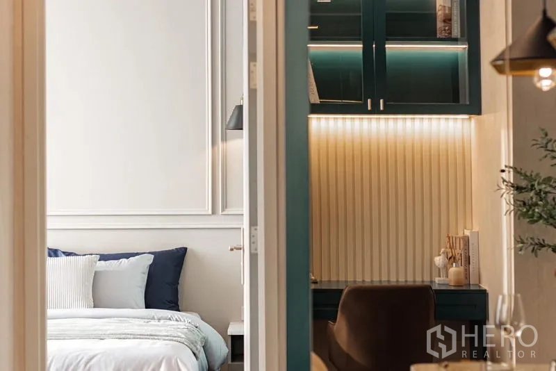 Condominium for rent in Khlong Toei, Bangkok - Hallway perspective from living to bedroom showing desk and dining area.