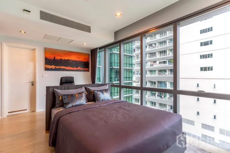 คอนโด ให้เช่าในWatthana, Bangkok - ห้องนอนมาสเตอร์ เตียงใหญ่ กระจกมุมกว้าง มองเห็นวิวเมือง