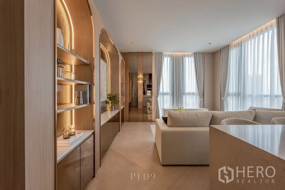 公寓 for rent in Sathon, Bangkok - 走廊设弧形背光展示柜，通向通透的起居区。