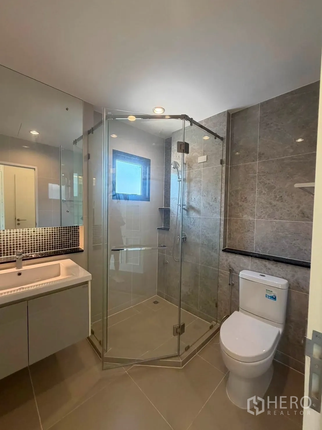 บ้านเดี่ยว for rent or sale in Prawet, Bangkok - ห้องน้ำสมัยใหม่ ฝักบัวกระจกกั้นและอ่างล้างหน้า