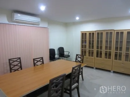 带办公室的家 出租或出售在Wang Thonglang, Bangkok - 会议室，长会议桌、椅子和展示柜。