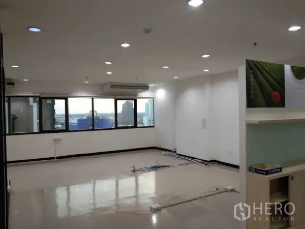 办公空间 出租在Watthana, Bangkok - 宽阔办公空间，城市景观窗、嵌灯天花，地面布线可接工位。