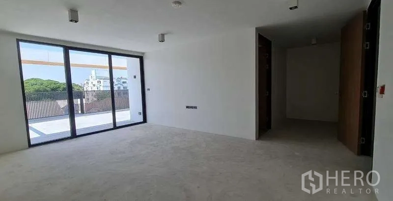 带办公室的家 出售在Suan Luang, Bangkok - 高层房间，推拉门通向超大私人露台