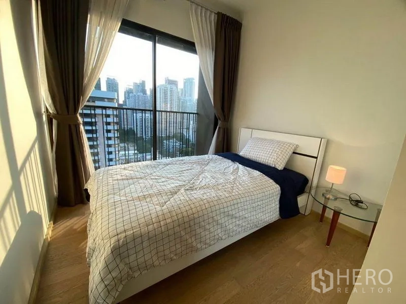 คอนโด ให้เช่าในBangkok - ห้องนอนเล็กเตียงเดี่ยว พร้อมหน้าต่างสูงจรดเพดานมองเห็นวิวเมือง