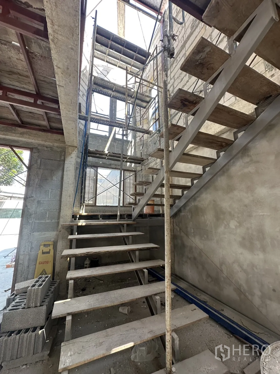 零售空间 for rent in Bang Na, Bangkok - 双跑楼梯间，架有脚手架与木质临时踏步。