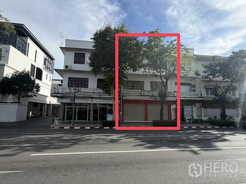 店屋 for rent in Dusit, Bangkok - 街景外观，三层店屋排栋，目标单元被标注，路边有行道树。