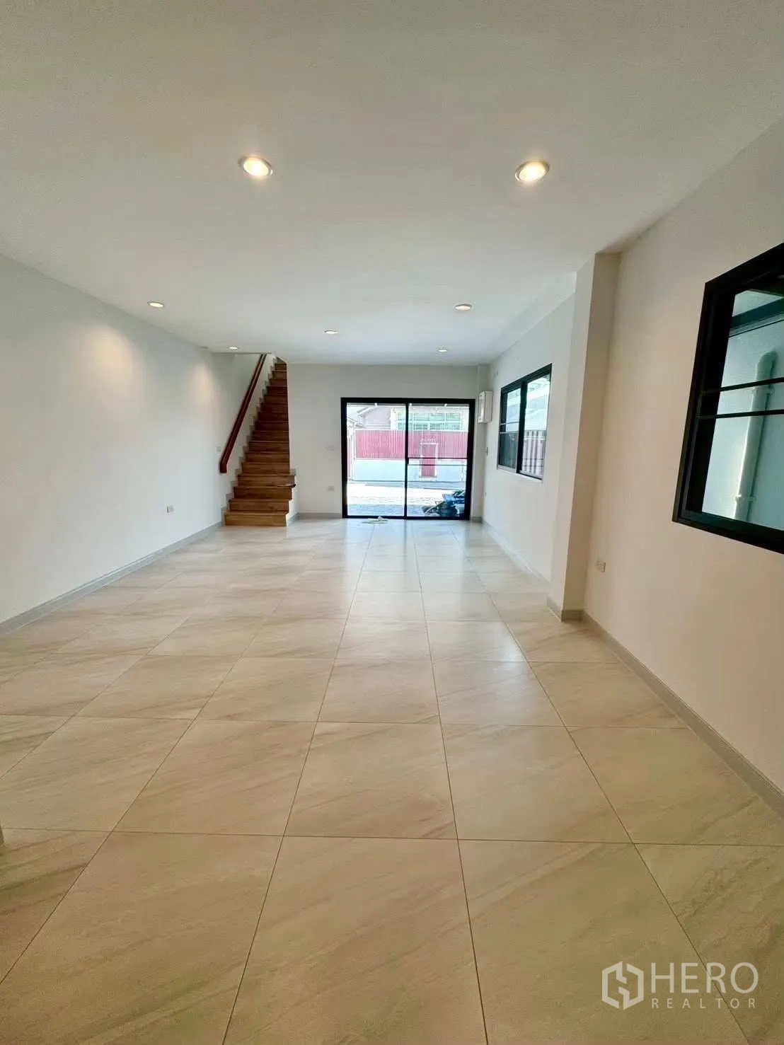 家庭办公室 for rent in Wang Thonglang, Bangkok - 一层大厅，嵌灯、楼梯与后侧推拉门。
