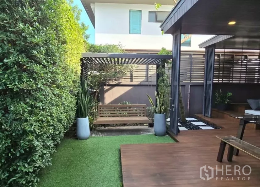 Detached House for rent in Bang Phli, Samut Prakan - Garden pergola with swing seat framed by tall hedges