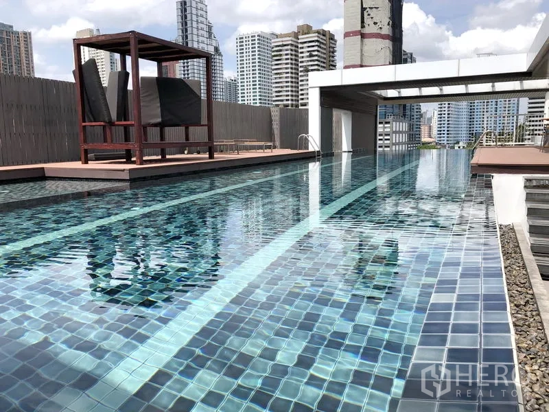 คอนโด ให้เช่าในWatthana, Bangkok - สระว่ายน้ำดาดฟ้าแบบสระยาว มองเห็นวิวสกายไลน์และพื้นที่นั่งเล่น