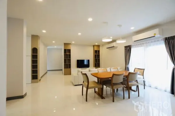 独立式住宅 出租在Bang Phli, Samut Prakan - 明亮的客餐厅一体空间，沙发、电视与六人餐桌。