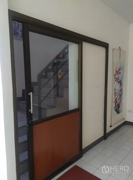 带办公室的家 出租在Yan Nawa, Bangkok - 入口走廊，深色框玻璃门与室内楼梯相邻。