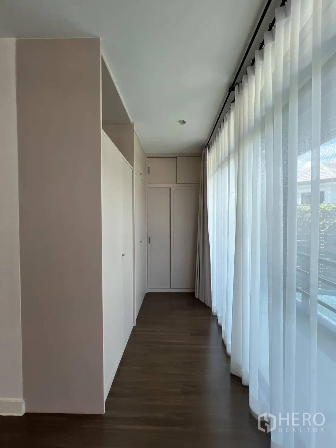 Detached House for sale in Bang Kapi, Bangkok - Covered outdoor patio with tiled floor and pendant lights.