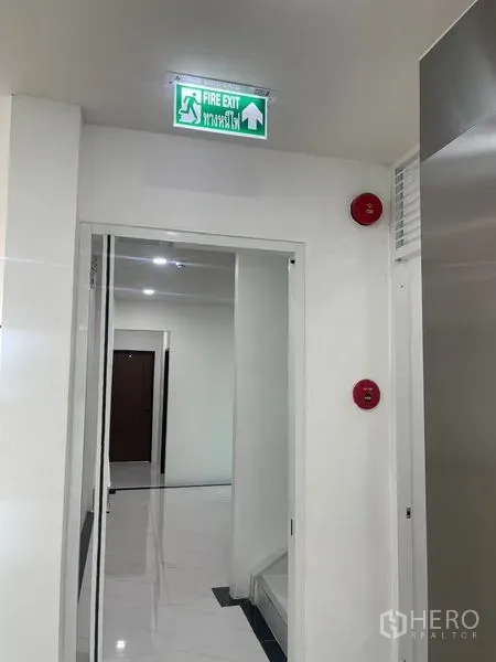 带办公室的家 出租或出售在Wang Thonglang, Bangkok - 走廊设有紧急出口标识与消防警报