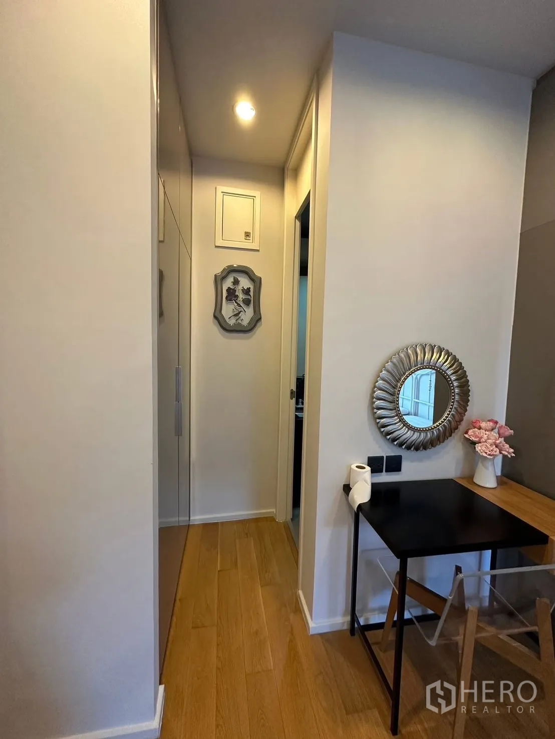 Condominium for rent or sale in Chatuchak, Bangkok - Hallway with built-in wardrobe, accent mirror, and small desk.