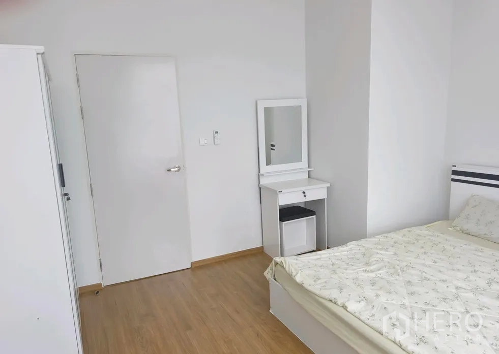 联排别墅 for rent in Bang Phli, Samut Prakan - 明亮卧室，配白色梳妆台、床与木地板。