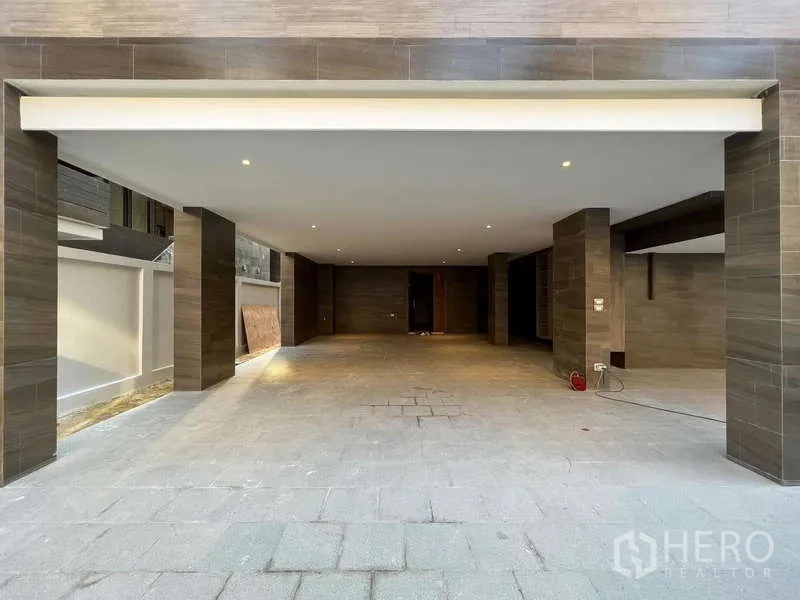 独立式住宅 出售在Yan Nawa, Bangkok - 超大覆盖式车库，瓷砖地面与嵌入式照明
