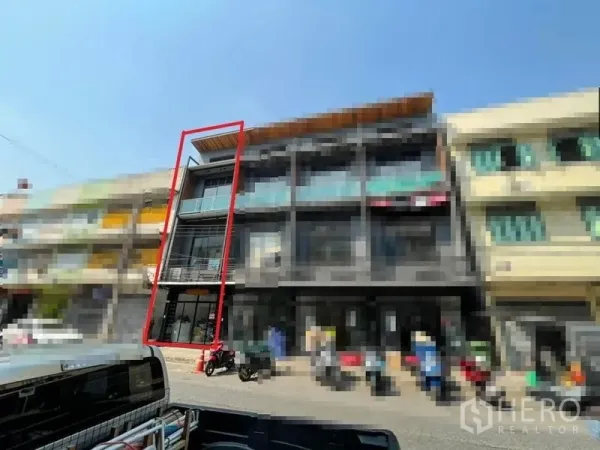 Townhouse for rent or sale in Pom Prap Sattru Phai, Bangkok - Street-facing modern four-storey townhouse outlined in red, with glass frontage and balconies in Pom Prap Sattru Phai, Bangkok.