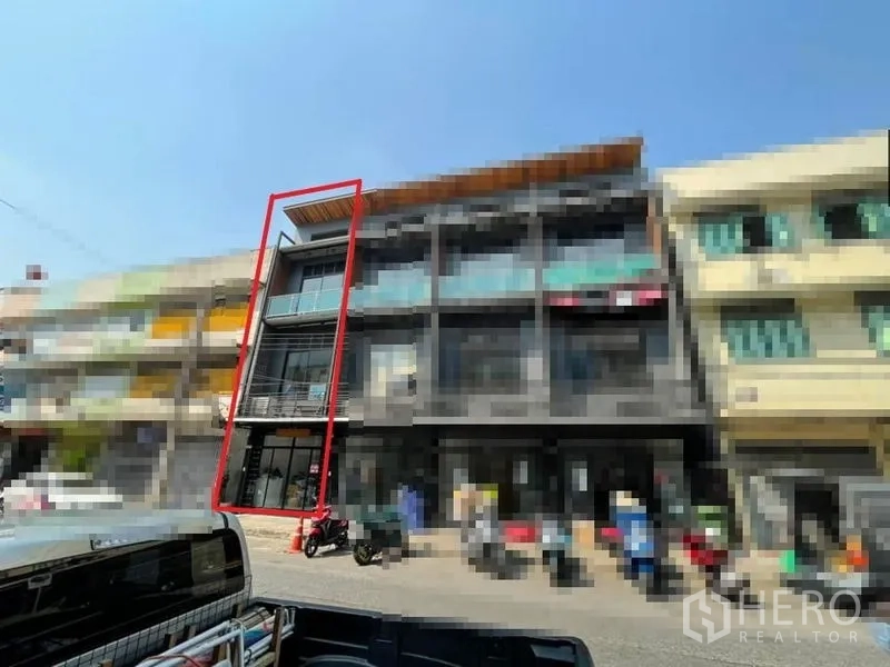Townhouse for rent or sale in Pom Prap Sattru Phai, Bangkok - Street-facing modern four-storey townhouse outlined in red, with glass frontage and balconies in Pom Prap Sattru Phai, Bangkok.