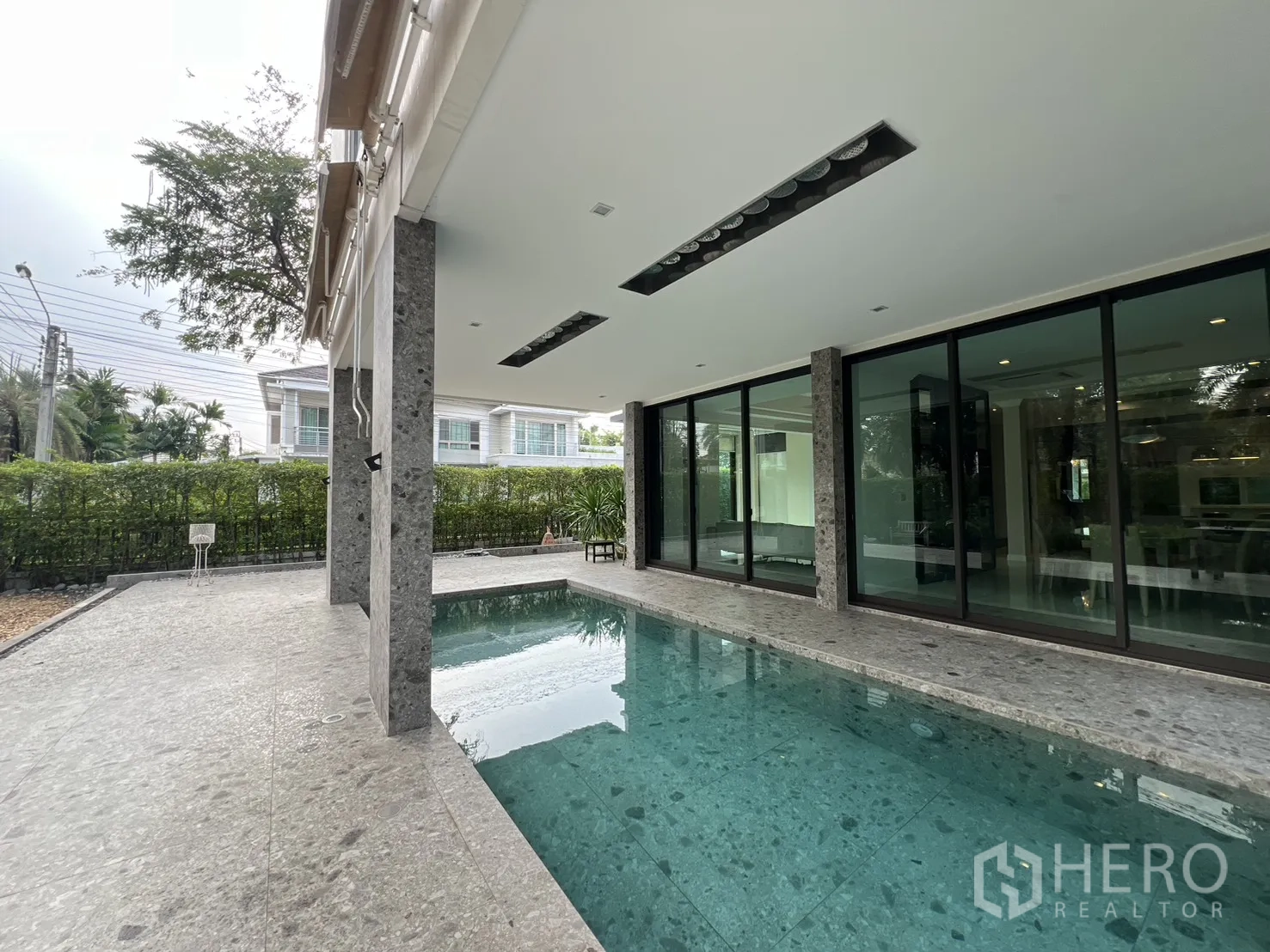 บ้านเดี่ยว for rent in Prawet, Bangkok - เฉลียงสระว่ายน้ำใต้กันสาด เชื่อมต่อภายในและภายนอกด้วยประตูกระจกเลื่อน