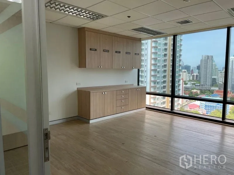 สำนักงาน ให้เช่า - ห้องส่วนตัวพร้อมตู้แพนทรีบิวท์อิน พื้นไม้ และกระจกเต็มบานวิวเมือง