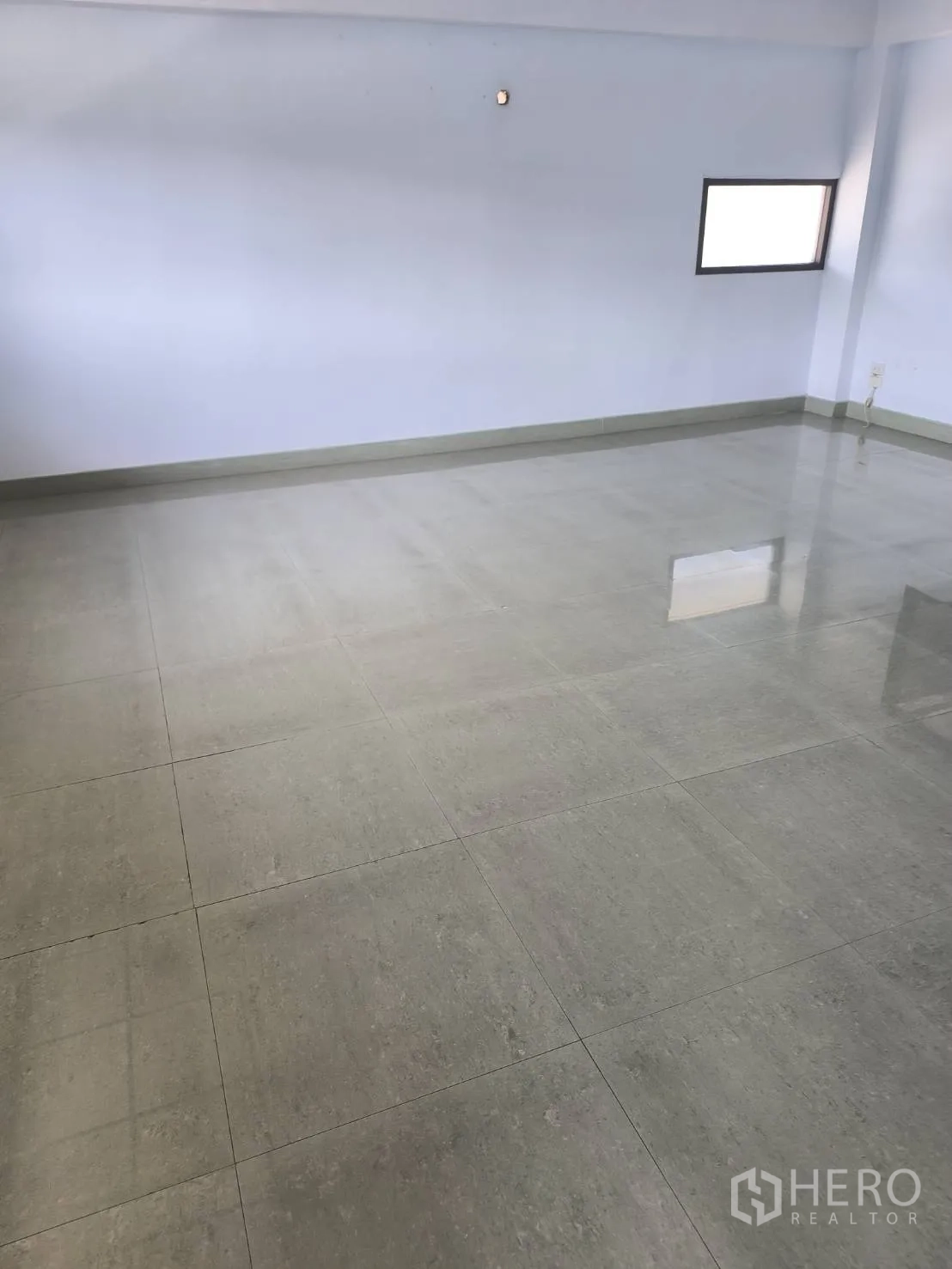 Factory for sale in Khlong Luang, Pathum Thani - Empty office room with tile flooring and a small window.