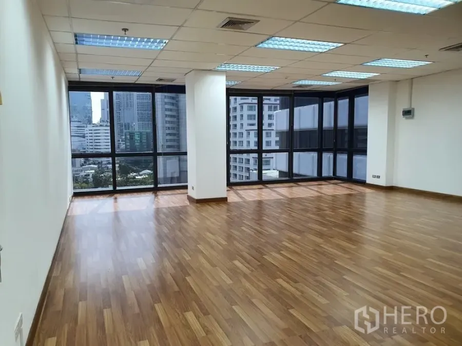 办公空间 出租在Watthana, Bangkok - 转角办公室，落地窗全景可见素坤逸高楼与绿景。