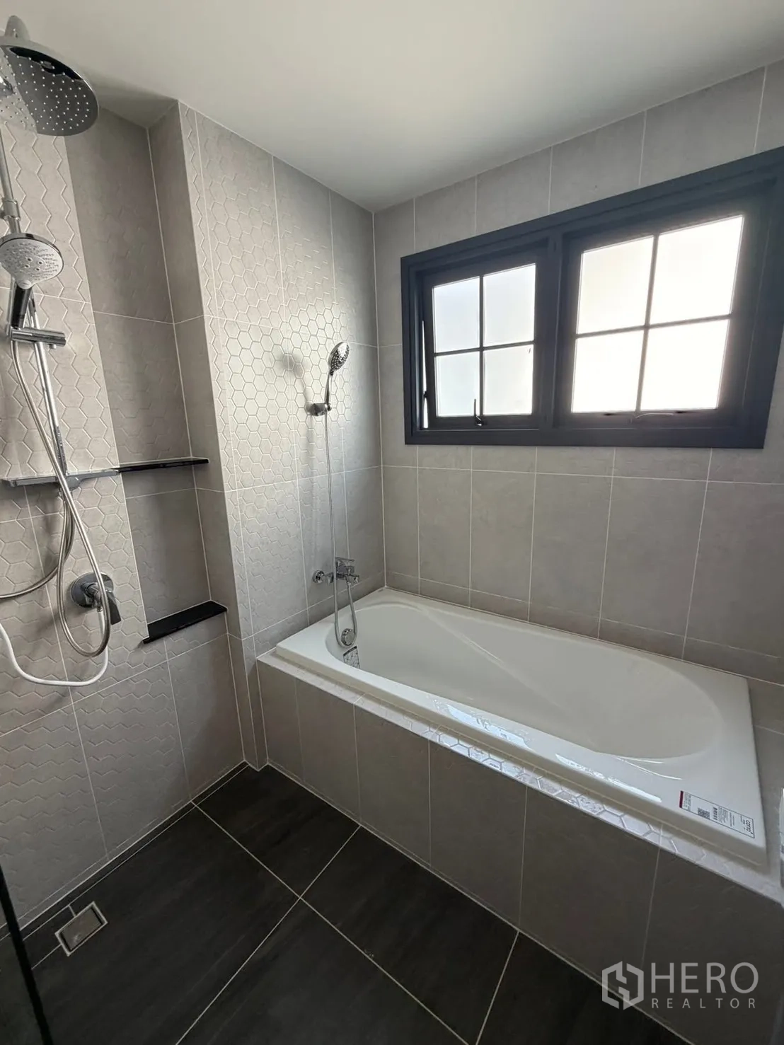 บ้านเดี่ยว for rent in Bang Phli, Samut Prakan - ห้องน้ำปูกระเบื้องพร้อมอ่างอาบน้ำ เรนชาวเวอร์ และหน้าต่างกระจกฝ้า