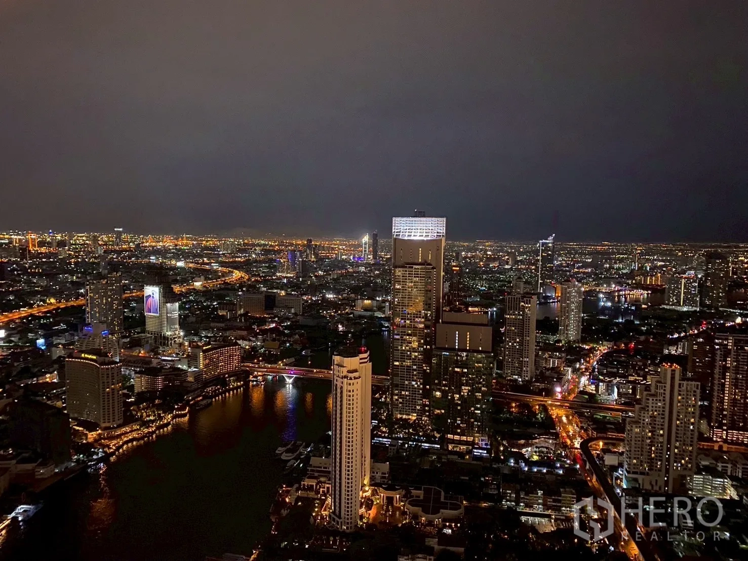 公寓 出租在Khlong San, Bangkok - 高层阳台夜景，河流与曼谷灯火尽收眼底。