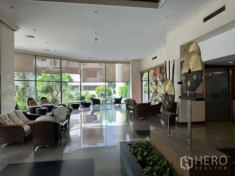 公寓 出租在Watthana, Bangkok - 大堂休闲区，设座椅、落地窗与花园景。