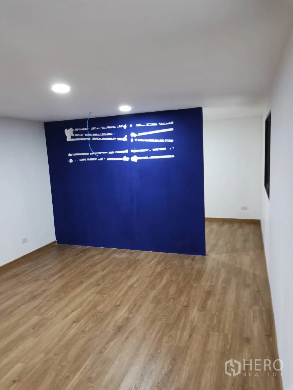 仓库 for rent in Suan Luang, Bangkok - 宽敞办公室，成品地面、筒灯与隔断墙。