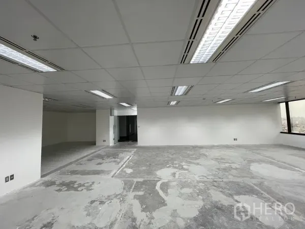 Office Space for rent in Din Daeng, Bangkok - Spacious office level with grid ceiling, recessed lights, and panoramic windows ready for fit-out.