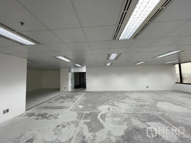 Office Space for rent in Din Daeng, Bangkok - Spacious office level with grid ceiling, recessed lights, and panoramic windows ready for fit-out.