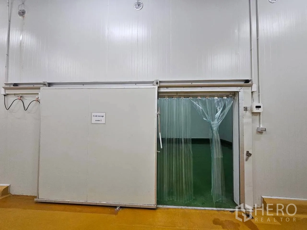โรงงาน for rent in Mueang Samut Sakhon, Samut Sakhon - ประตูสไลด์ห้องเย็นพร้อมม่านใสพีวีซี