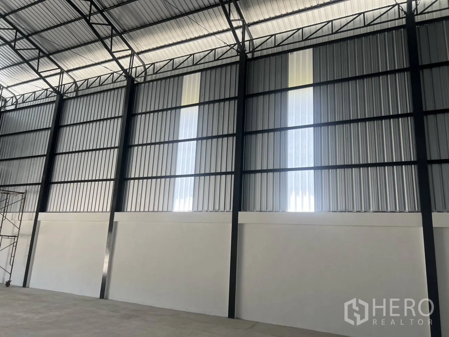 仓库 for rent in Bang Phli, Samut Prakan - 金属包墙，竖向采光板为仓库引入自然光。