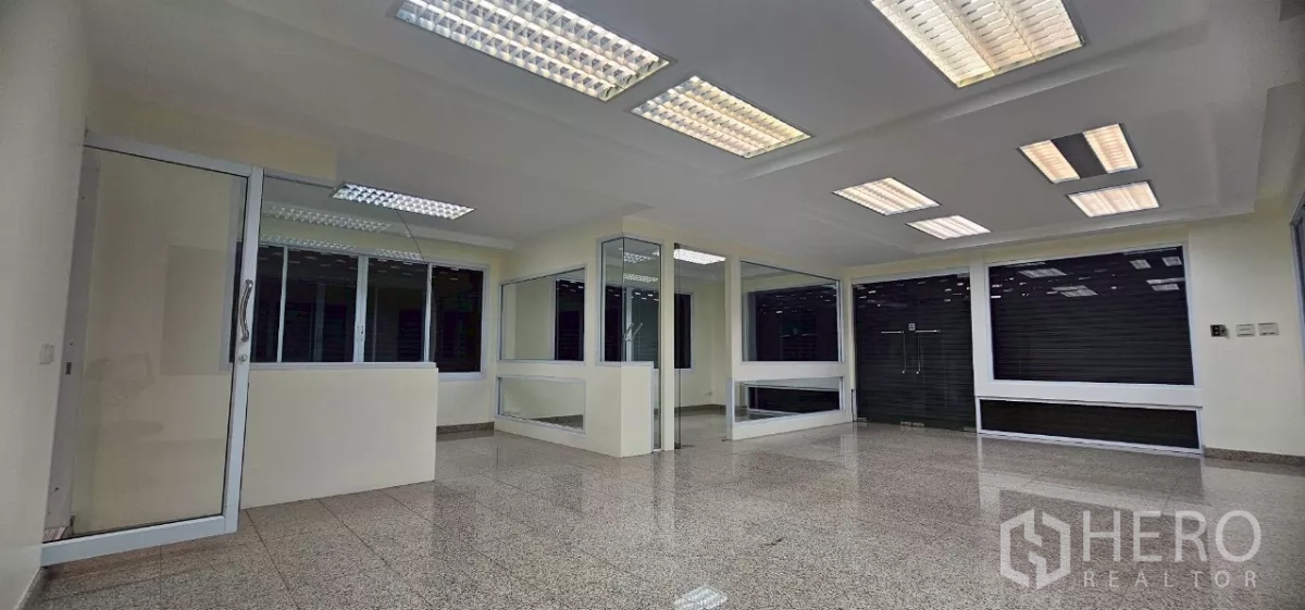 办公空间 出租在Bueng Kum, Bangkok - 开放式办公楼层，玻璃隔断与荧光灯顶。