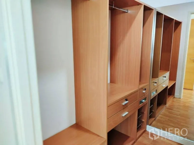Condominium for rent in Watthana, Bangkok - Built-in walk-in closet featuring wooden cabinetry, drawers and hanging space.