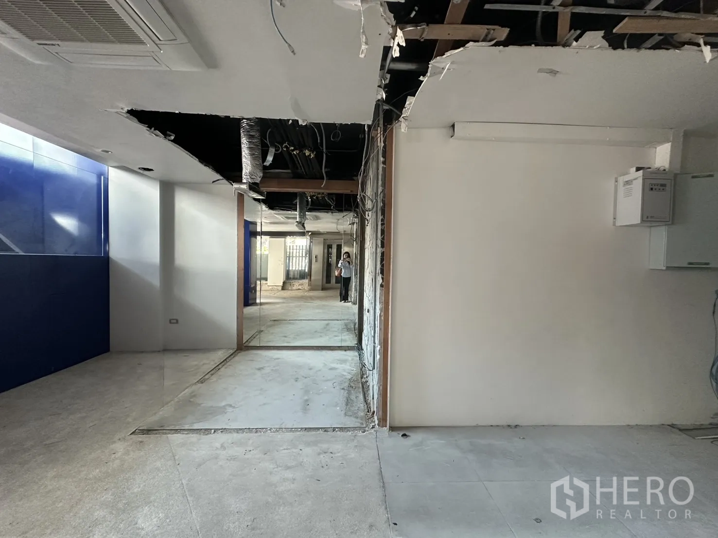 พื้นที่ขายของ for rent in Watthana, Bangkok - โถงด้านหลังเพดานเปิดให้เห็นงานระบบและท่อดัก แผงผนังสีน้ำเงิน.