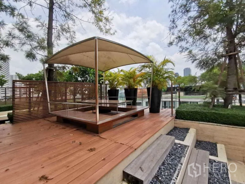 公寓 出租或出售在Watthana, Bangkok - 屋顶木平台凉亭，周围盆栽棕榈与景观花园