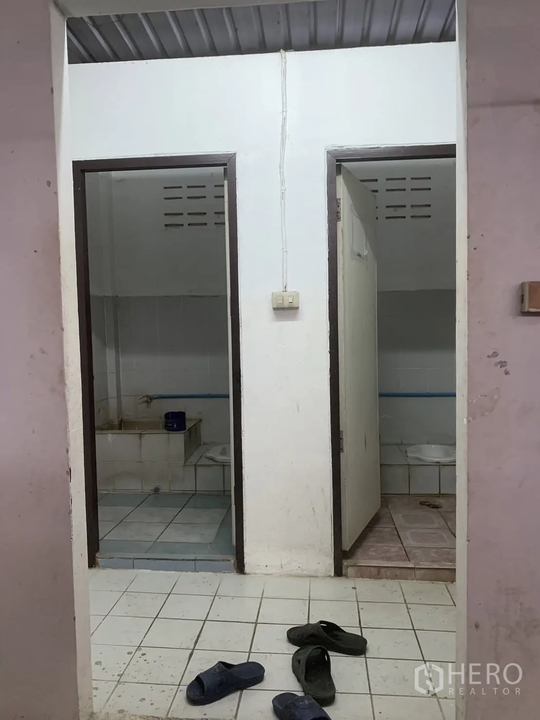 仓库 for rent in Bang Phli, Samut Prakan - 两间员工卫生间，瓷砖地面，配有蹲式设施。