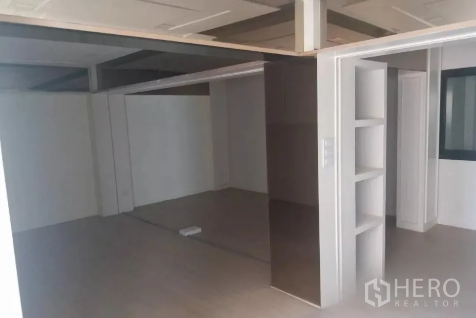 零售空间 出租 - 分隔区域配展示搁架与镜面墙，适合陈列。