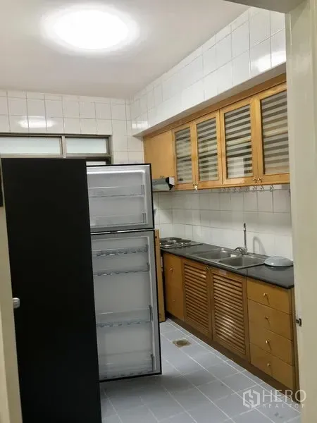 公寓 出租在Watthana, Bangkok - 封闭式厨房，木质橱柜、瓷砖墙面、双水槽与大容量冰箱。