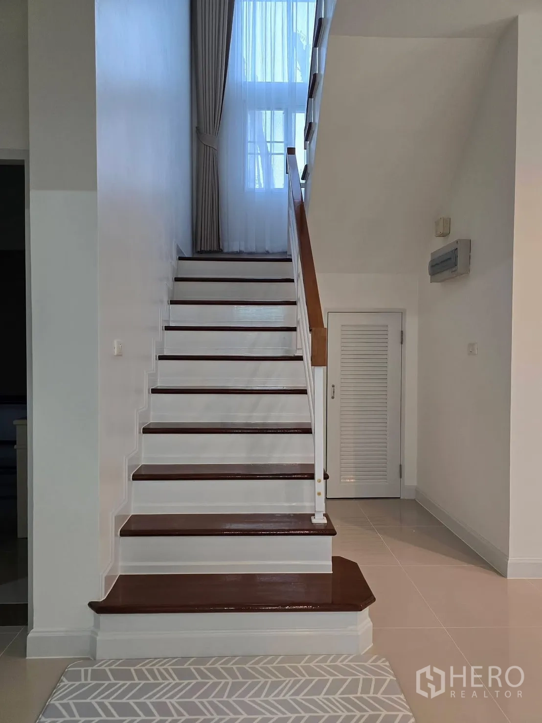 บ้านเดี่ยว for rent in Bang Phli, Samut Prakan - บันไดไม้ พร้อมหน้าต่างสูงและผ้าม่านทึบโปร่ง