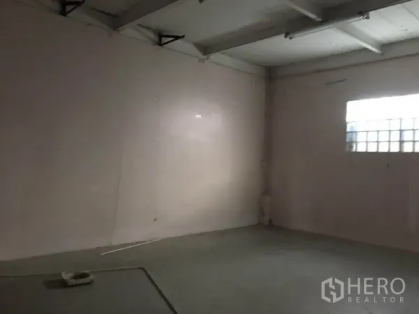 货栈 出租在Bang Kapi, Bangkok - 仓库内封闭房间，带玻璃砖小窗
