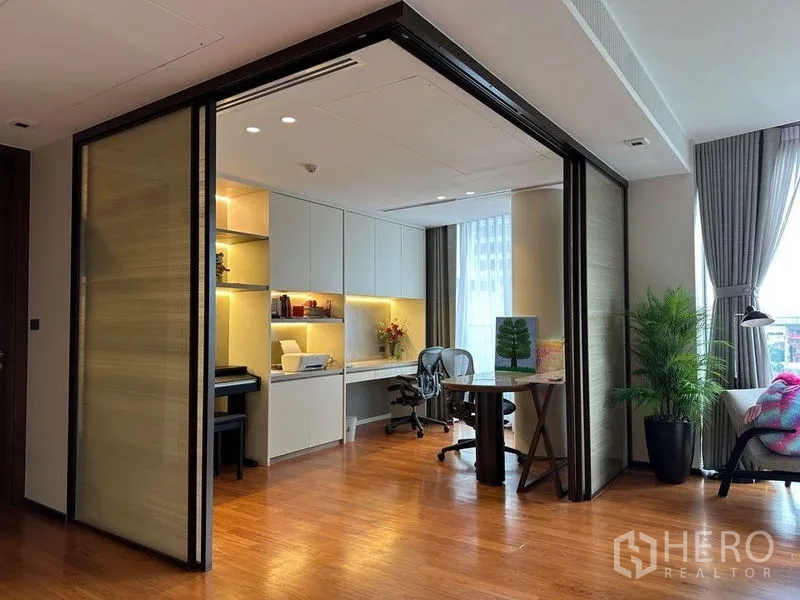 คอนโด ขายในWatthana, Bangkok - ห้องทำงานอเนกประสงค์ โต๊ะและชั้นวางบิวท์อิน พร้อมประตูฉากเลื่อน