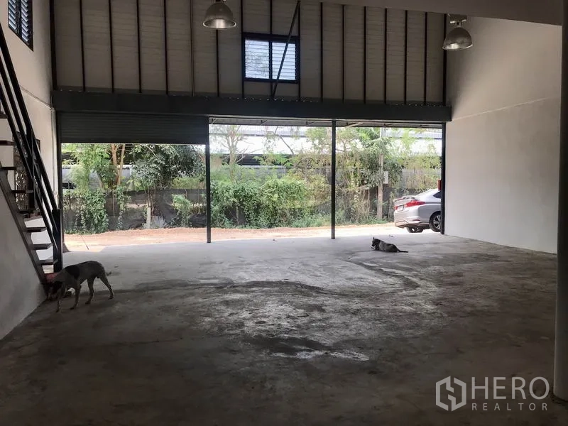 货栈 出租在Pathum Thani - 高挑仓库大厅，吊灯照明，前方开口宽阔。