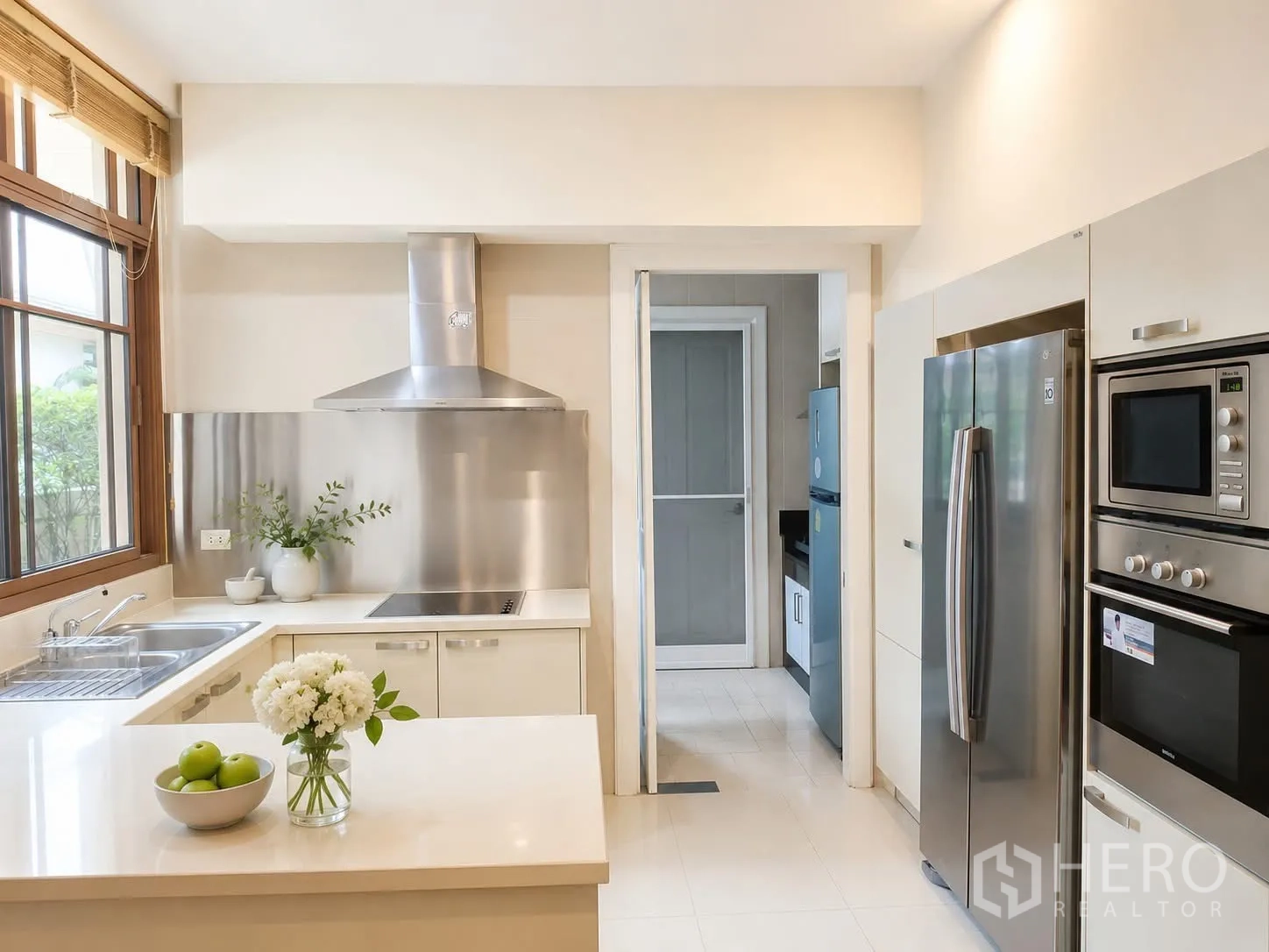 独栋房屋 for rent in Watthana, Bangkok - 现代厨房设中岛、不锈钢家电与排油烟机。