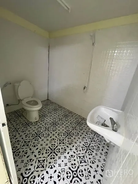 货栈 出租在Khlong Luang, Pathum Thani - 仓内洁净卫生间，配马桶、洗手盆与淋浴