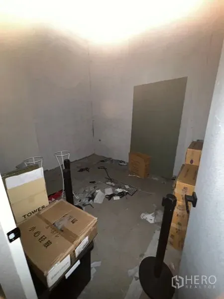 Retail Space for rent in Watthana, Bangkok - Compact storage or back room with boxes and a high ceiling, suitable for inventory.