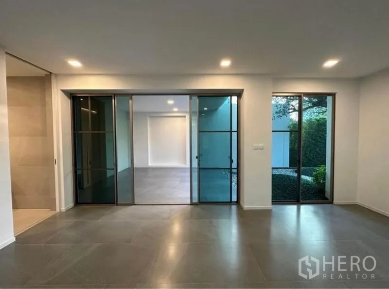Detached House for rent - Connected living areas with multiple sliding glass partitions and a courtyard view.
